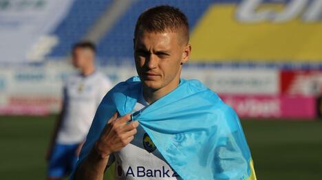 Віталій Буяльський: "Новий Кубок важить понад 20 кілограмів. Якщо одному його піднімати, можна й спину потягнути"