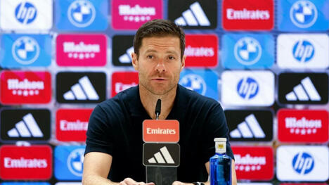 Periodista kazajo sorprende a Xabi Alonso con regalo insólito (Video)