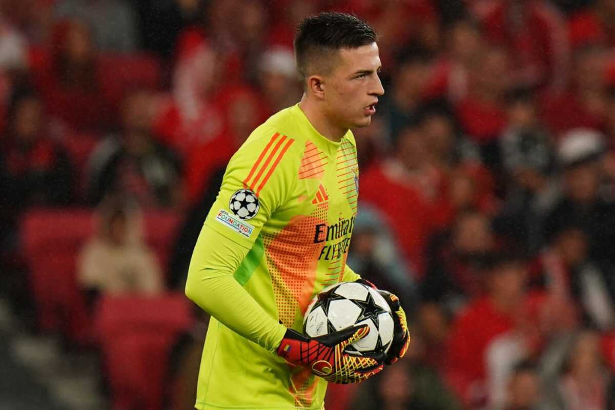 Benfica goalkeepers Trubin and Pavlidis congratulate Boavista goalkeeper Tomáš Vaclík after impressive performance 