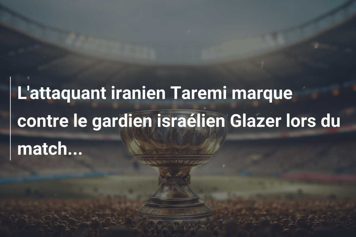 L'attaquant iranien Taremi marque contre le gardien israélien Glazer lors du match...