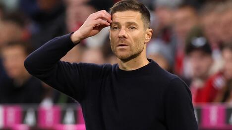 Periodista Regala un Pescado Cantante a Xabi Alonso en Conferencia Insólita
