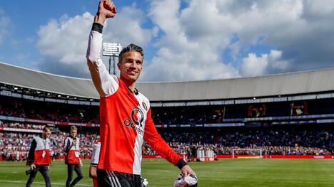 Van Persie's Tense Clash with Angry Feyenoord Fans