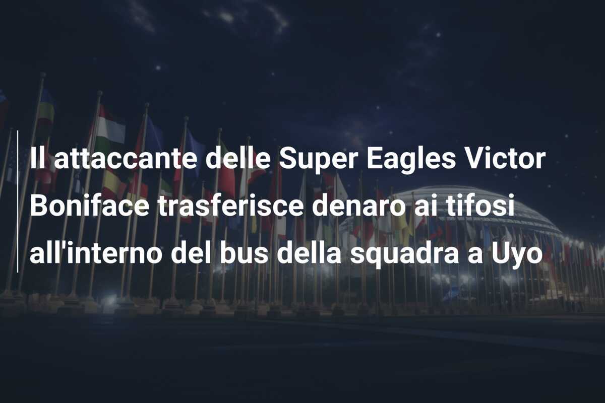 Il attaccante delle Super Eagles Victor Boniface trasferisce denaro ai tifosi all'interno del bus della squadra a Uyo