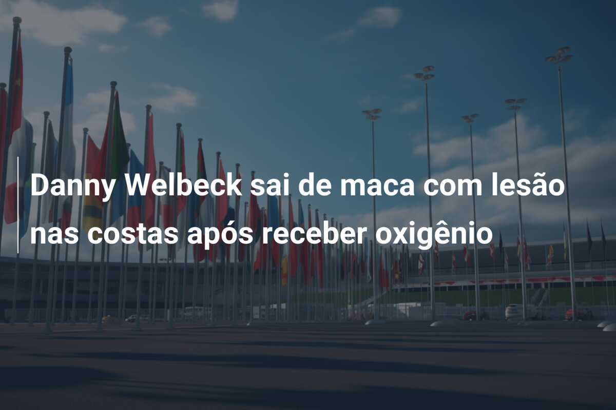 Danny Welbeck sai de maca com lesão nas costas após receber oxigênio