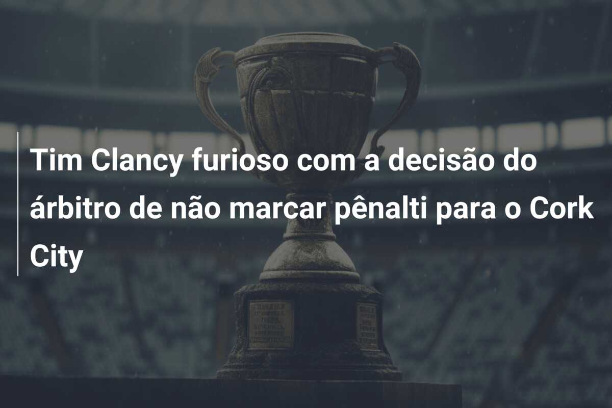 Tim Clancy furioso com a decisão do árbitro de não marcar pênalti para o Cork City