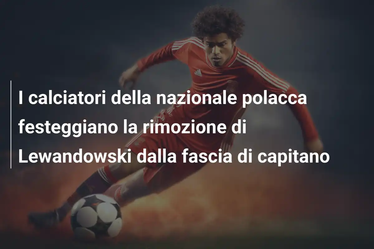 I calciatori della nazionale polacca festeggiano la rimozione di Lewandowski dalla fascia di capitano