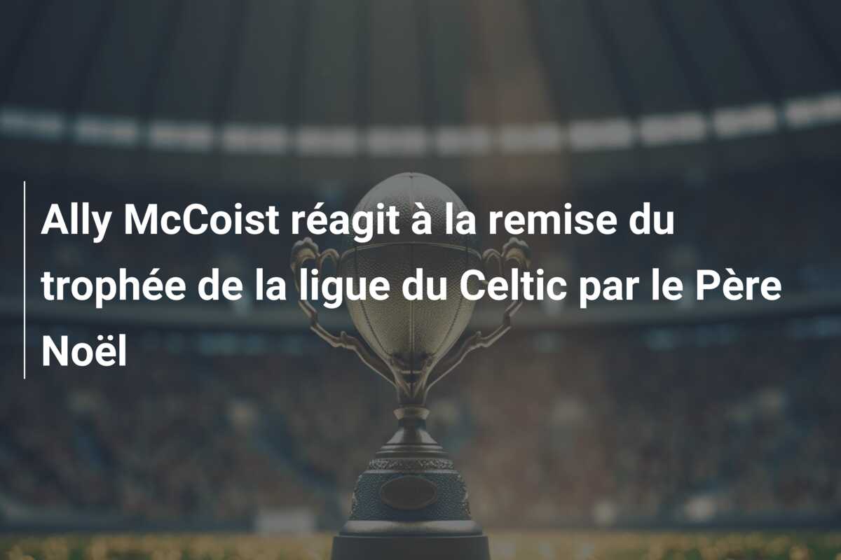 Ally McCoist réagit à la remise du trophée de la ligue du Celtic par le Père Noël