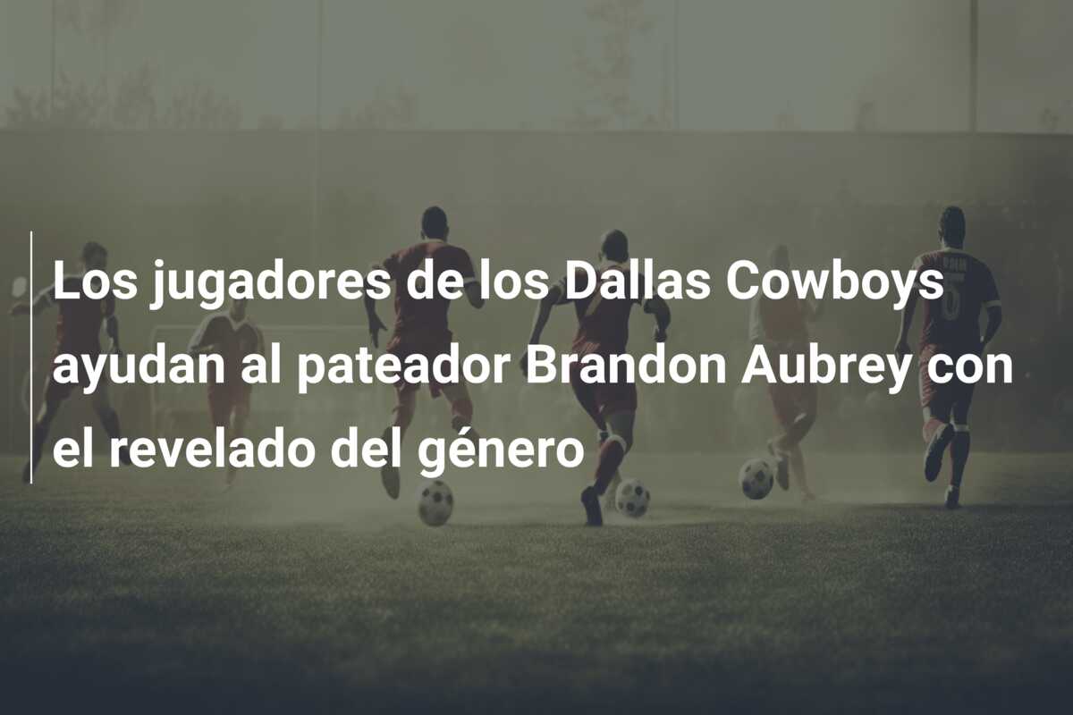Los jugadores de los Dallas Cowboys ayudan al pateador Brandon Aubrey con el revelado del género