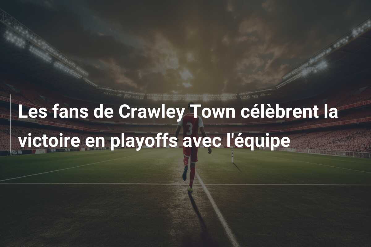 Les fans de Crawley Town célèbrent la victoire en playoffs avec l’équipe