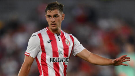 Yegor Yarmolyuk auf der Bank für Brentfords FA-Cup-Spiel