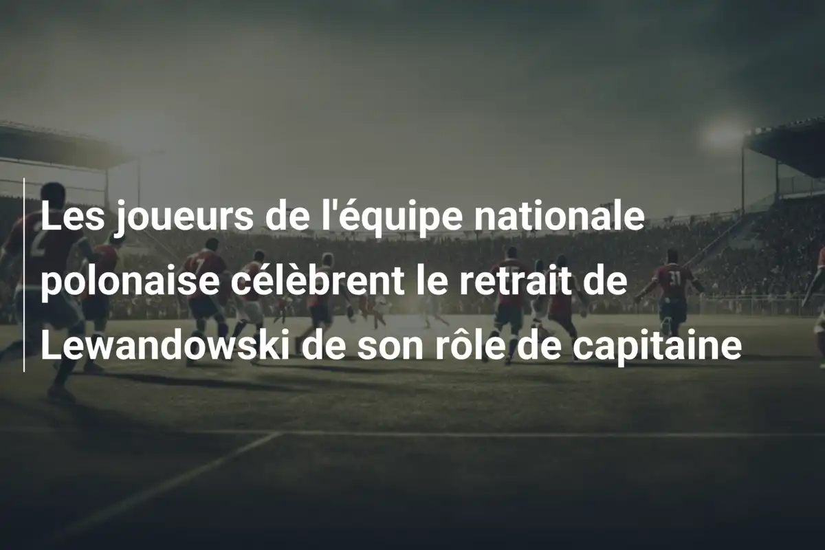 Les joueurs de l'équipe nationale polonaise célèbrent le retrait de Lewandowski de son rôle de capitaine