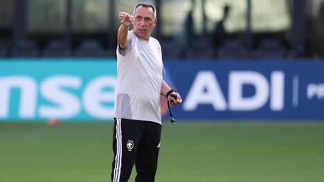 Donis on Uruguay Draw: 'Excellent Goalkeeper and Defense'