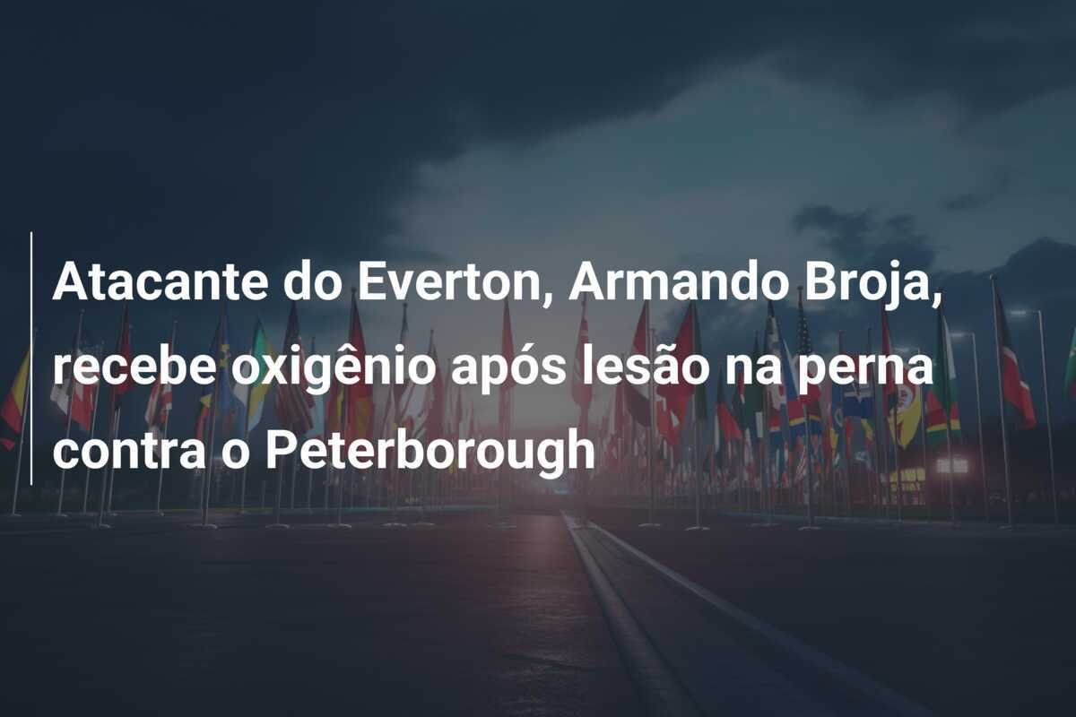 Atacante do Everton, Armando Broja, recebe oxigênio após lesão na perna contra o Peterborough