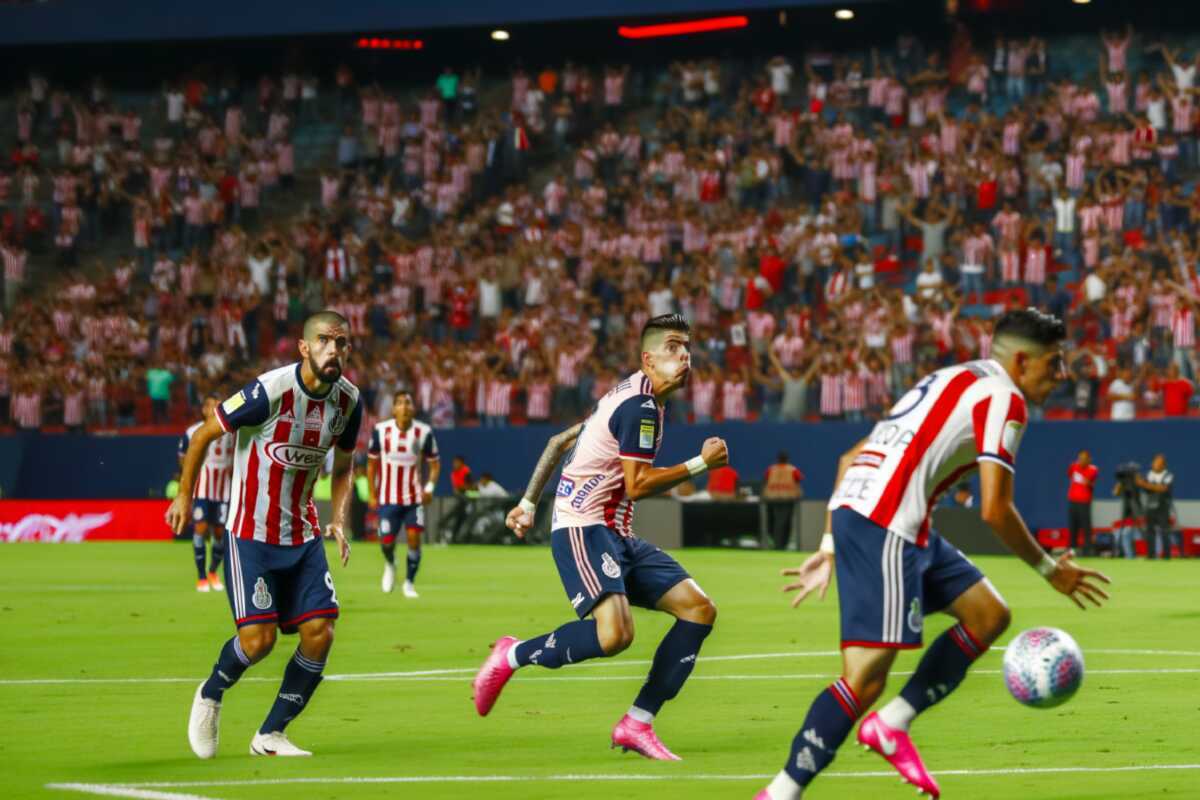 Chivas Tundukkan Pachuca Dalam Pertandingan Dramatis di Estadio Akron