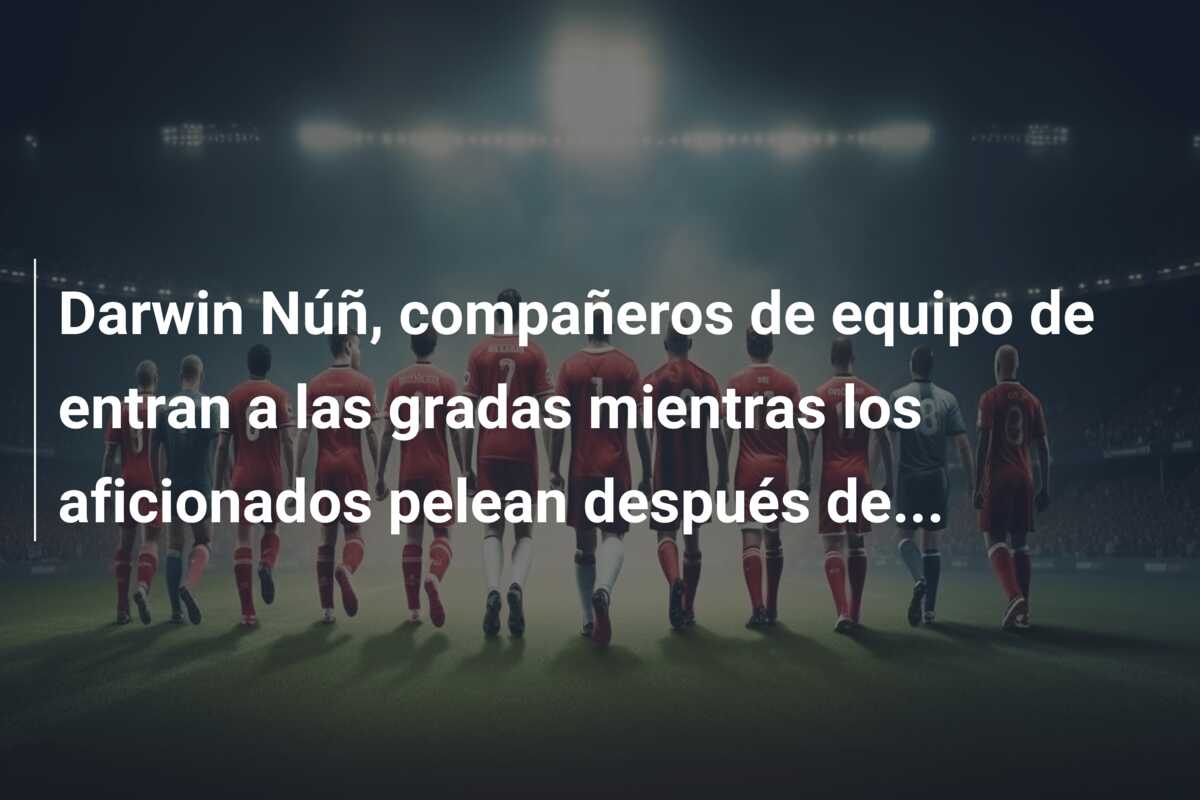 Darwin Núñ, compañeros de equipo de entran a las gradas mientras los aficionados pelean después de…