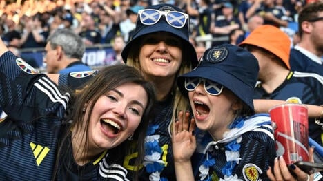 Re Carlo III concede ferie per l'esordio della Scozia