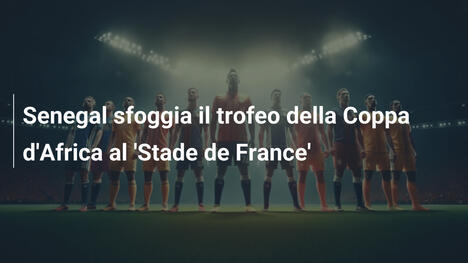 Senegal sfoggia il trofeo della Coppa d'Africa al 'Stade de France'