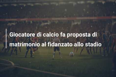 Giocatore di calcio fa proposta di matrimonio al fidanzato allo stadio