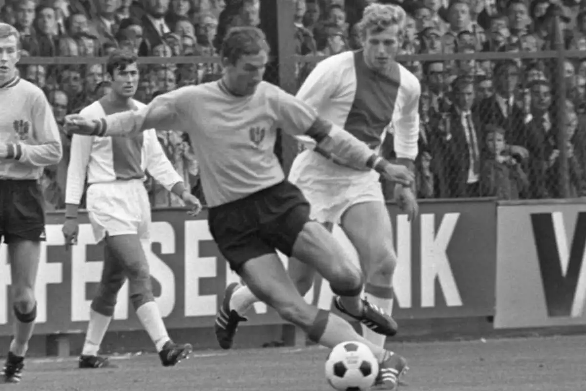 "Vestiti Solo con una Cravatta" – La Leggenda dei Go Ahead Eagles Riflessioni sulla Finale di Coppa Olandese del 1965