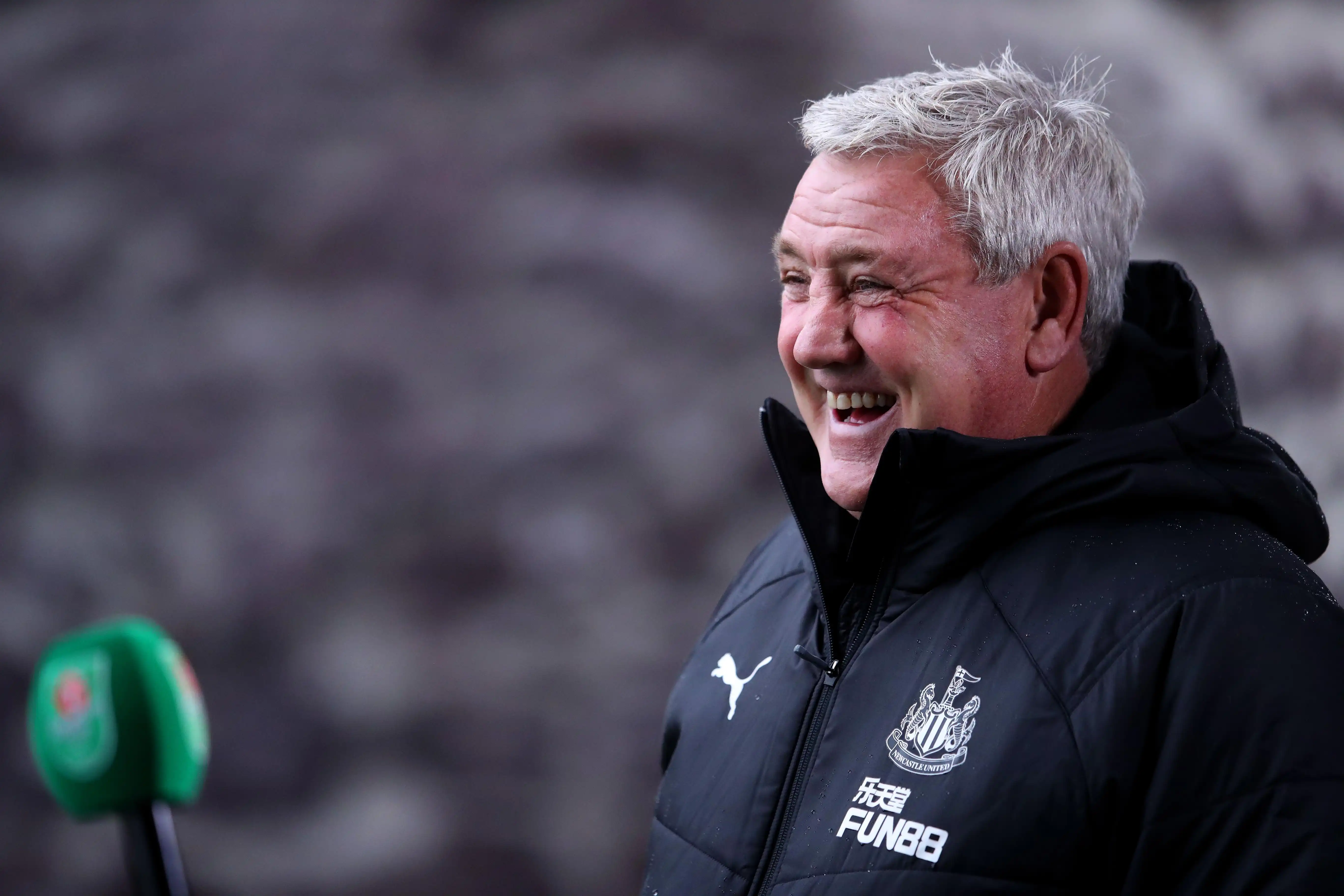 Steve Bruce Phê Phán Gay Gắt Blackpool Sau Thất Bại Đau Đớn vì Set-Piece