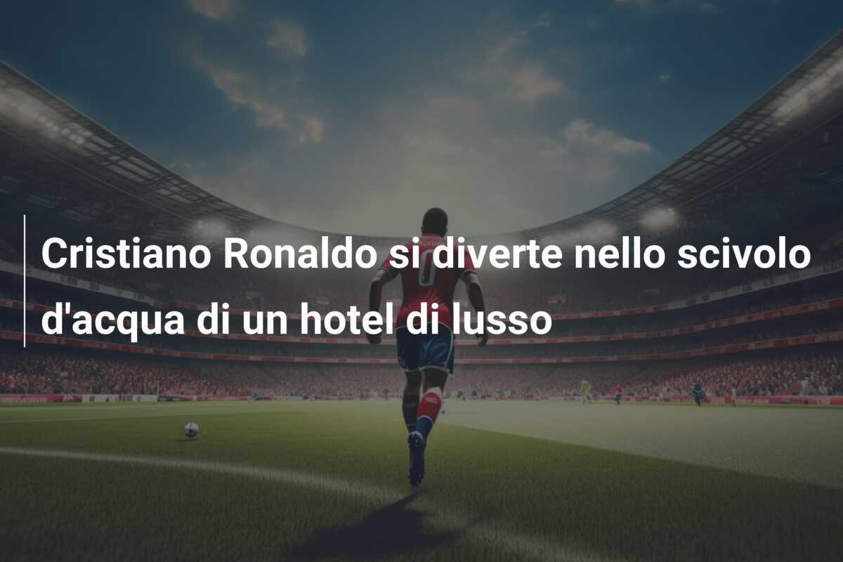 Cristiano Ronaldo si diverte nello scivolo d'acqua di un hotel di lusso