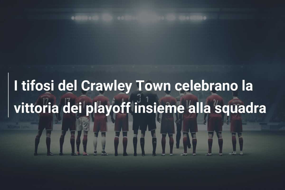 I tifosi del Crawley Town celebrano la vittoria dei playoff insieme alla squadra