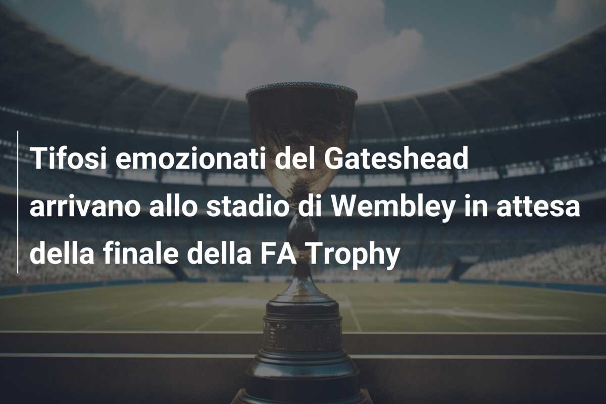 Tifosi emozionati del Gateshead arrivano allo stadio di Wembley in attesa della finale della FA Trophy
