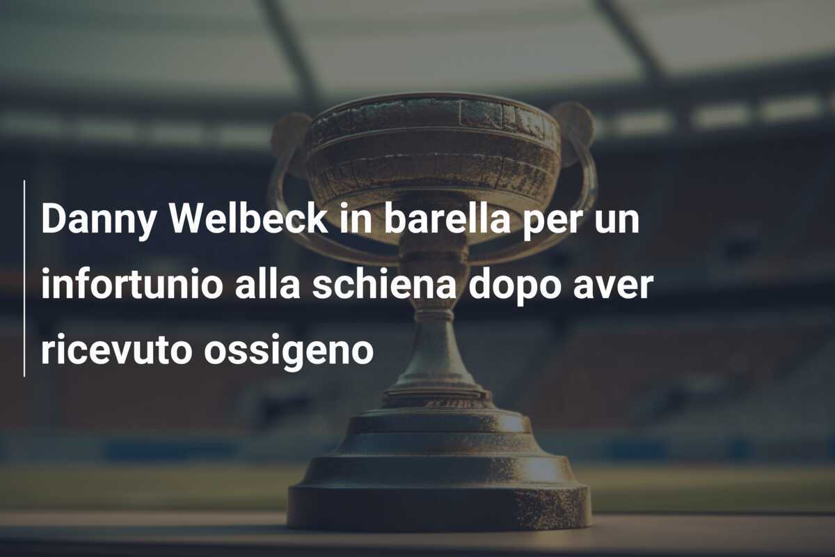 Danny Welbeck in barella per un infortunio alla schiena dopo aver ricevuto ossigeno