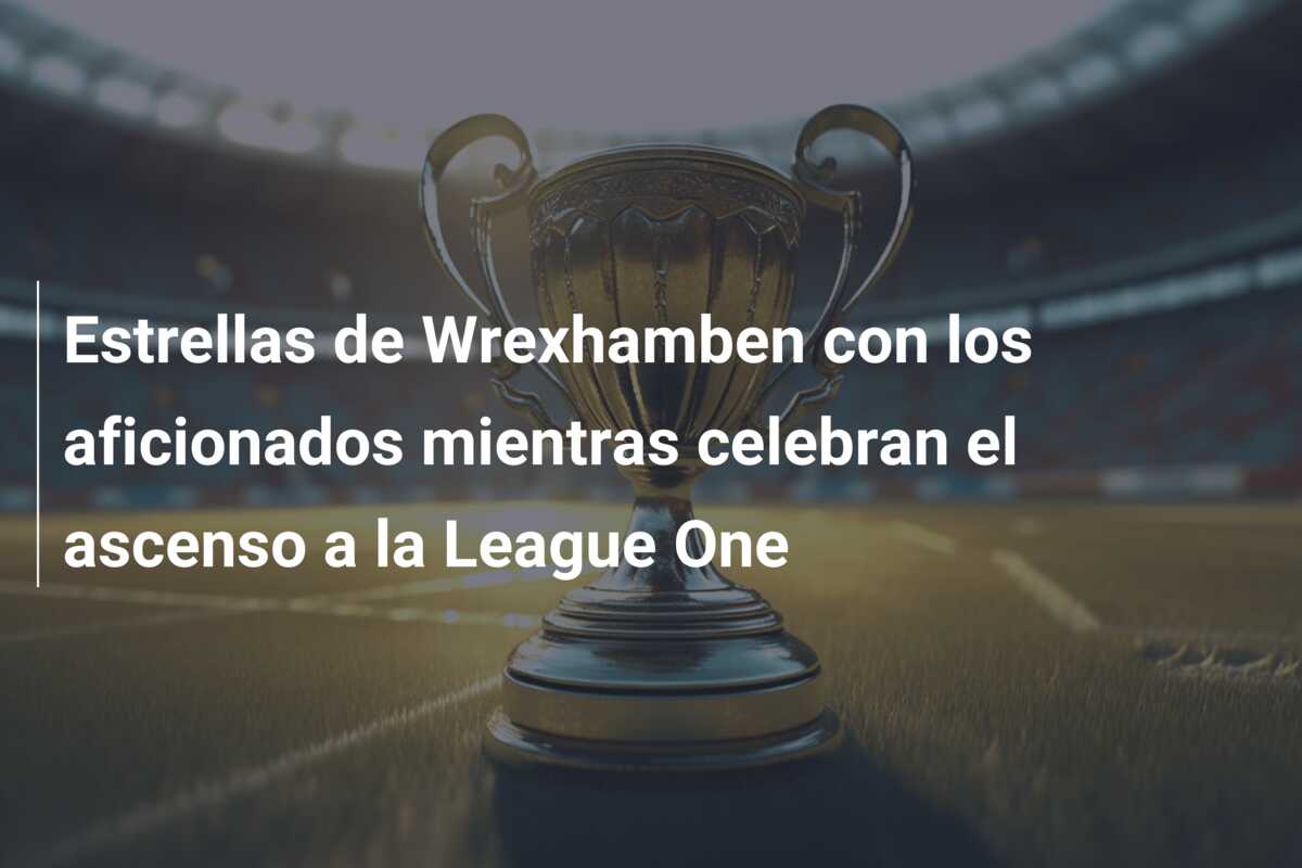 Estrellas de Wrexhamben con los aficionados mientras celebran el ascenso a la League One