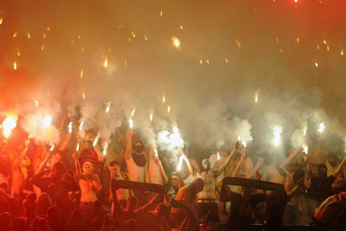 Los aficionados de París y Rodez se enfrentan en una masiva pelea con cuchillos tras el partido de Ligue 2