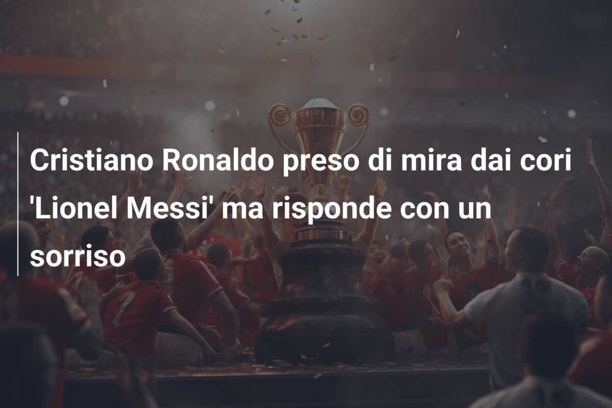 Cristiano Ronaldo preso di mira dai cori 'Lionel Messi' ma risponde con un sorriso