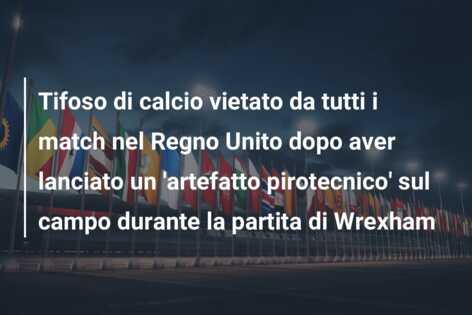 Tifoso di calcio vietato da tutti i match nel Regno Unito dopo aver lanciato un ‘artefatto pirotecnico’ sul campo durante la partita di Wrexham