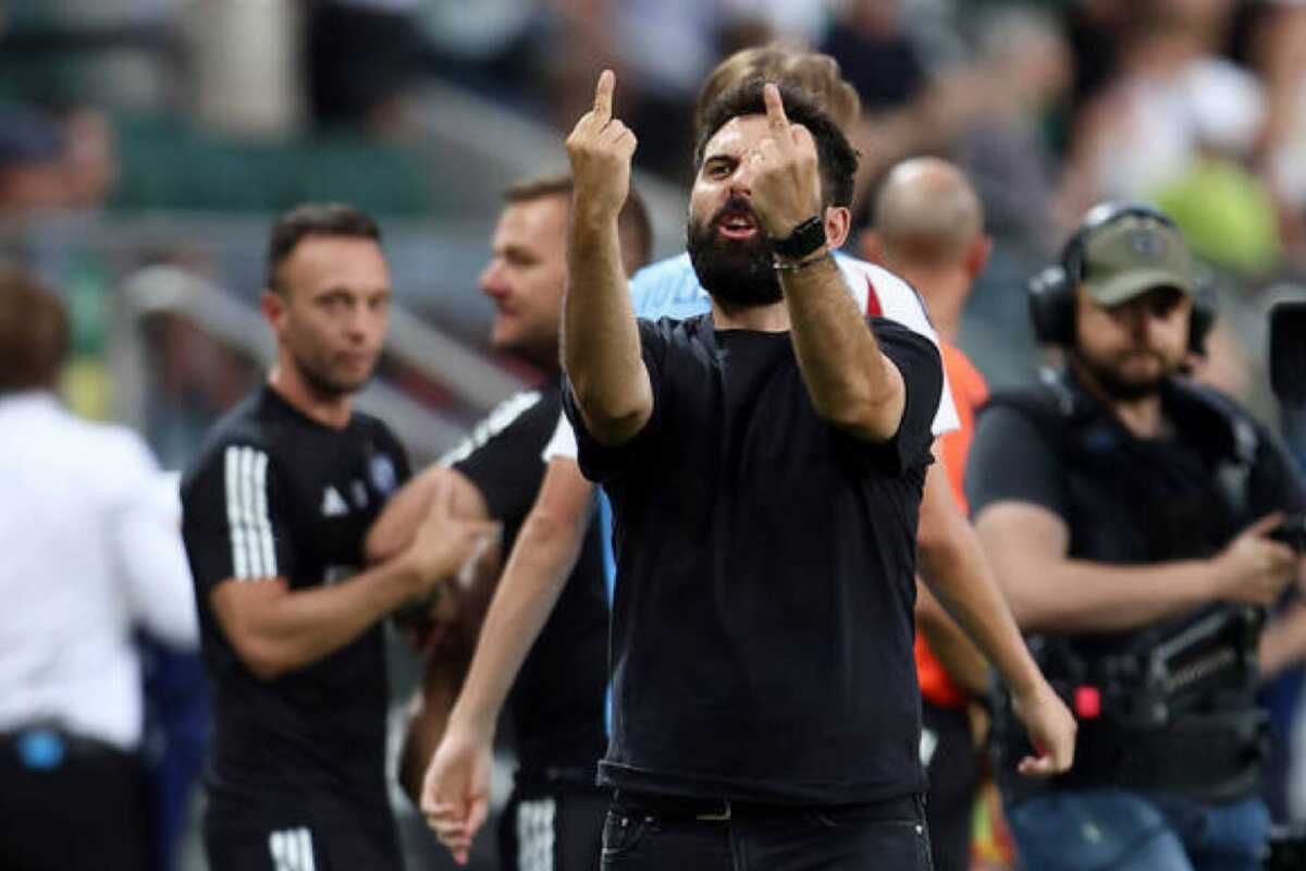 Técnico do Legia, Gonçalo Feio, provoca torcedores do Brøndby com gesto obsceno