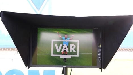 Tranh cãi 'Độc tài FIFA' vì sự cố VAR phạt đền