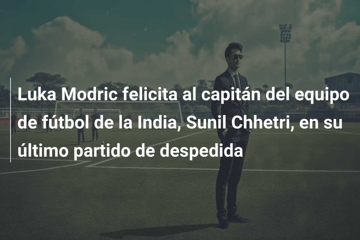 Luka Modric felicita al capitán del equipo de fútbol de la India, Sunil Chhetri, en su último partido de despedida