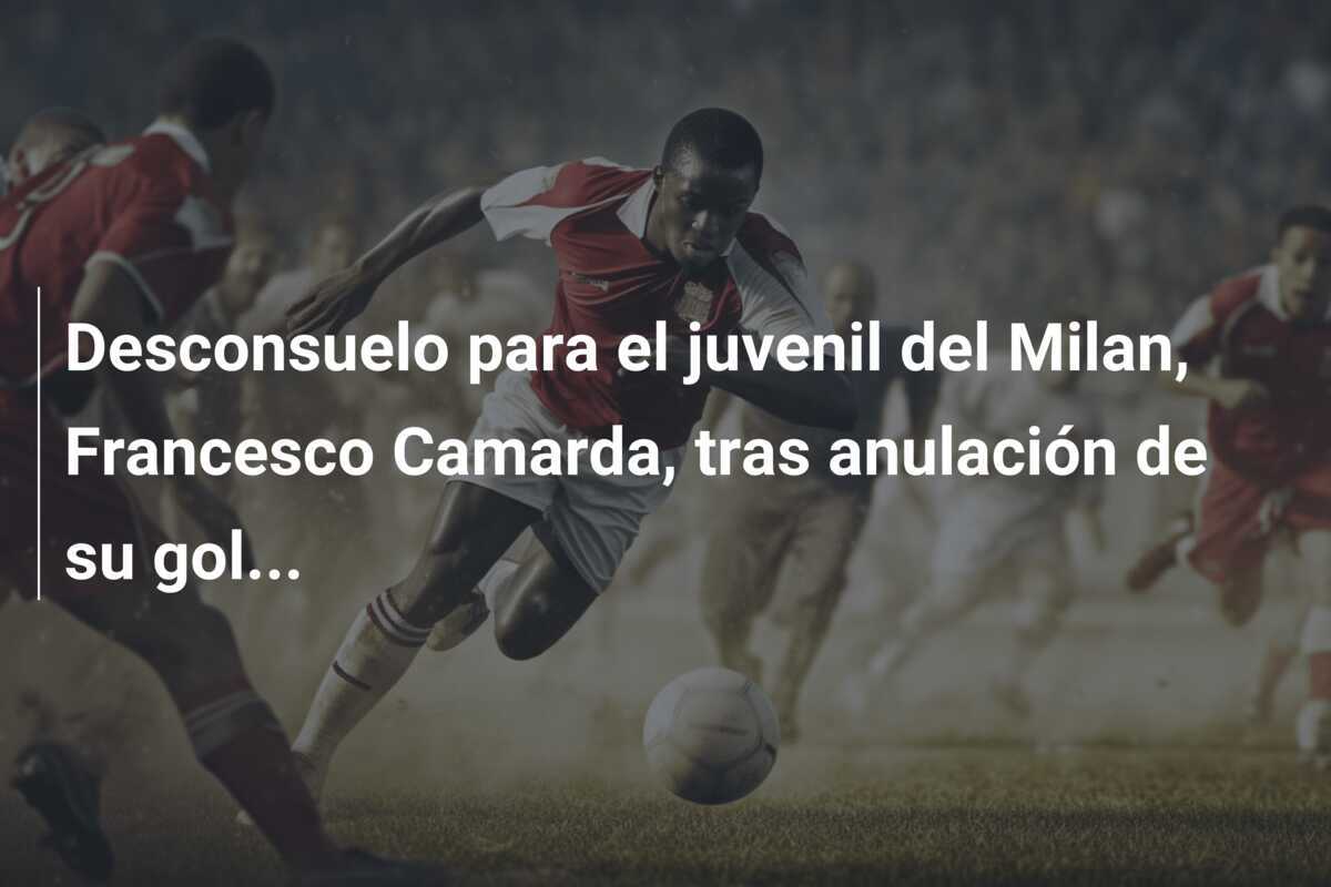 Desconsuelo para el juvenil del Milan, Francesco Camarda, tras anulación de su gol...