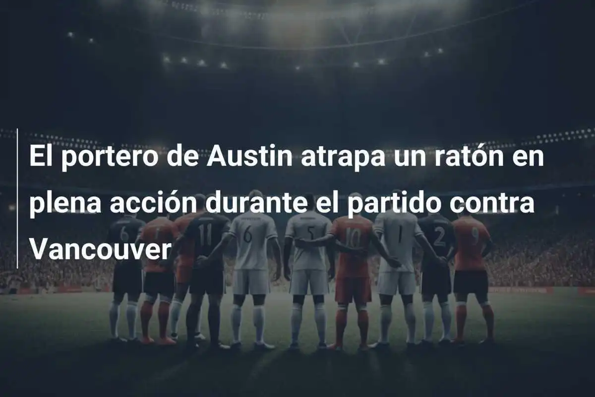 El portero de Austin atrapa un ratón en plena acción durante el partido contra Vancouver
