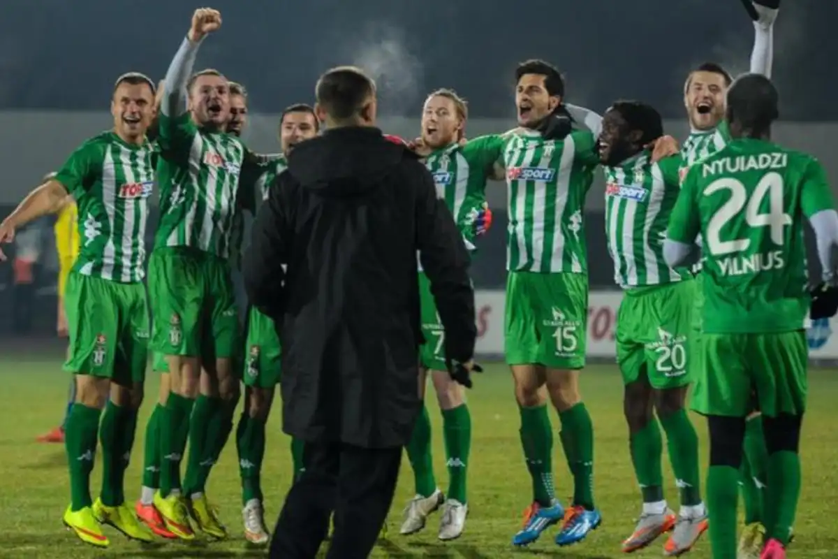 Tifosi dello Žalgiris protestano con valigie per l'esonero del coach
