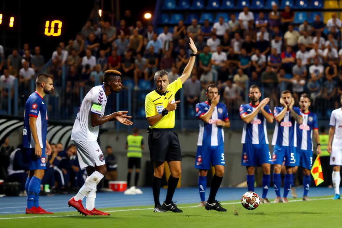การตัดสินที่ขัดแย้งของโควาชจุดชนวนความโกรธในแมตช์ FCSB-ดินาโม