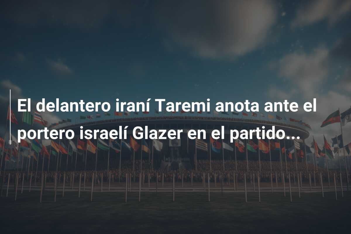 El delantero iraní Taremi anota ante el portero israelí Glazer en el partido...